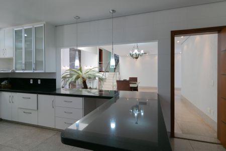 Casa à venda com 607m², 5 quartos e 10 vagasCozinha