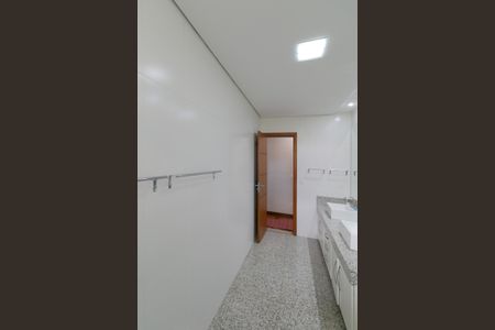 Casa à venda com 607m², 5 quartos e 10 vagasBanheiro Suite 2