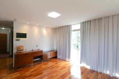 Casa à venda com 607m², 5 quartos e 10 vagasQuarto 2 Suite