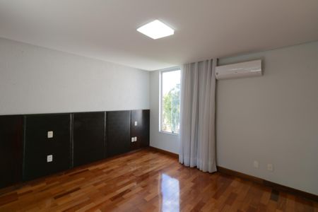 Casa à venda com 607m², 5 quartos e 10 vagasQuarto 2 Suite