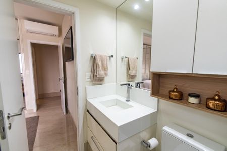 Apartamento à venda com 105m², 2 quartos e 3 vagasBanheiro da suíte 2