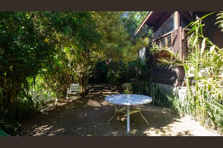 Casa à venda com 2100m², 5 quartos e 2 vagas Casa à venda com 2100m², 5 quartos e 2 vagasQuintal