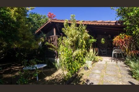 Casa à venda com 2100m², 5 quartos e 2 vagas Casa à venda com 2100m², 5 quartos e 2 vagasQuintal