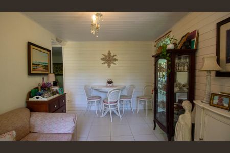 Casa à venda com 2100m², 5 quartos e 2 vagas Casa à venda com 2100m², 5 quartos e 2 vagasSala