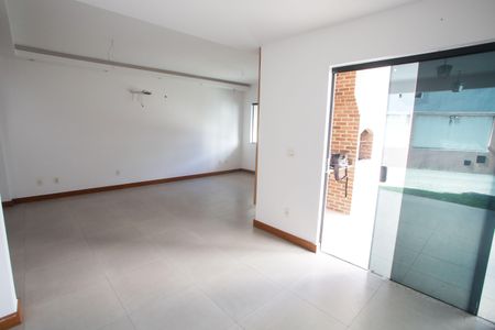 Casa de condomínio à venda com 174m², 4 quartos e 2 vagasSala