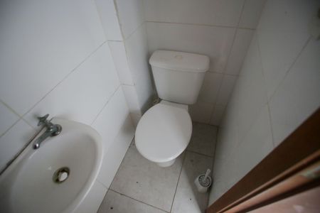 Casa de condomínio à venda com 174m², 4 quartos e 2 vagasBanheiro de Serviço