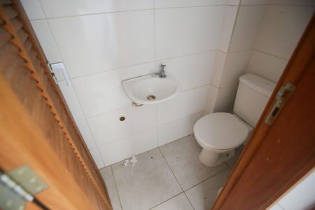 Casa de condomínio à venda com 174m², 4 quartos e 2 vagasBanheiro de Serviço