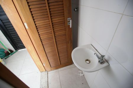 Casa de condomínio à venda com 174m², 4 quartos e 2 vagasBanheiro de Serviço