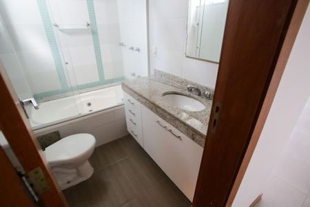 Casa de condomínio à venda com 174m², 4 quartos e 2 vagasBanheiro da Suíte 1