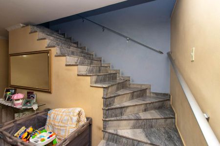 Casa para alugar com 158m², 4 quartos e 2 vagas Casa para alugar com 158m², 4 quartos e 2 vagasEscada