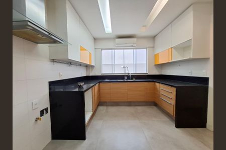 Casa à venda com 340m², 7 quartos e 1 vagaCozinha 
