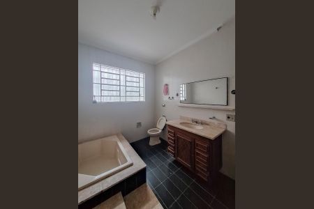 Casa à venda com 900m², 4 quartos e 4 vagasBanheiro Quarto 2