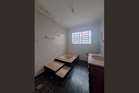 Casa à venda com 900m², 4 quartos e 4 vagasBanheiro Quarto 2