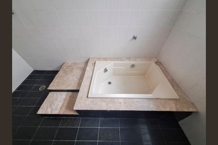 Casa à venda com 900m², 4 quartos e 4 vagasBanheiro Quarto 2