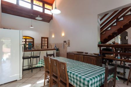 Casa de condomínio à venda com 250m², 4 quartos e 2 vagasCopa