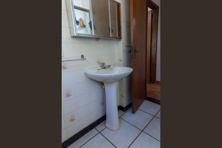 Casa de condomínio à venda com 250m², 4 quartos e 2 vagasBanheiro Social 2