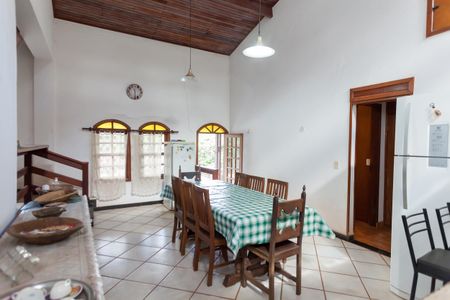 Casa de condomínio à venda com 250m², 4 quartos e 2 vagasCopa