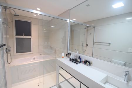 Apartamento à venda com 235m², 2 quartos e 4 vagasQuarto 2 - Banheiro