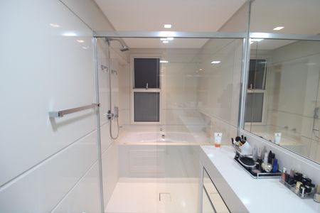 Apartamento à venda com 235m², 2 quartos e 4 vagasQuarto 2 - Banheiro