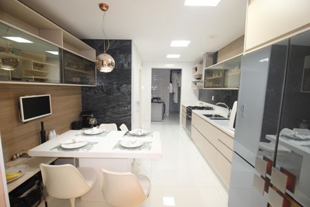 Apartamento à venda com 235m², 2 quartos e 4 vagasCozinha