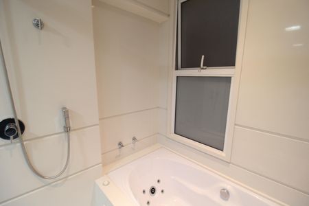 Apartamento à venda com 235m², 2 quartos e 4 vagasQuarto 2 - Banheiro