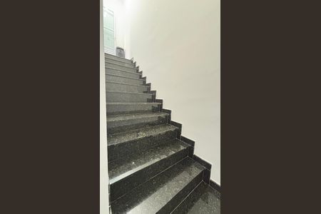 Apartamento à venda com 99m², 2 quartos e 1 vagaEscada