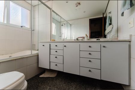 Apartamento à venda com 200m², 4 quartos e 3 vagasBanheiro da Suíte 1