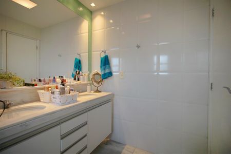 Apartamento à venda com 200m², 5 quartos e 4 vagasBanheiro da Suíte 1