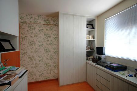 Apartamento à venda com 200m², 5 quartos e 4 vagasQuarto 2