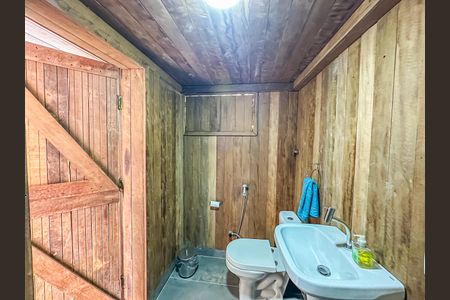 Casa à venda com 300m², 2 quartos e sem vaga Casa à venda com 300m², 2 quartos e sem vagaBanheiro de Serviço