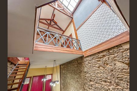 Casa à venda com 300m², 2 quartos e sem vaga Casa à venda com 300m², 2 quartos e sem vagaEscada