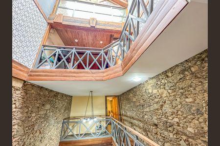 Casa à venda com 300m², 2 quartos e sem vaga Casa à venda com 300m², 2 quartos e sem vagaEscada