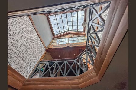 Casa à venda com 300m², 2 quartos e sem vaga Casa à venda com 300m², 2 quartos e sem vagaEscada