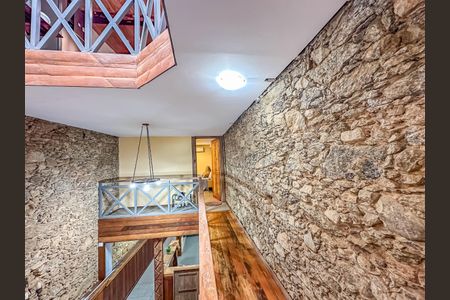 Casa à venda com 300m², 2 quartos e sem vaga Casa à venda com 300m², 2 quartos e sem vagaEscada