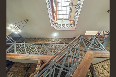 Casa à venda com 300m², 2 quartos e sem vaga Casa à venda com 300m², 2 quartos e sem vagaEscada