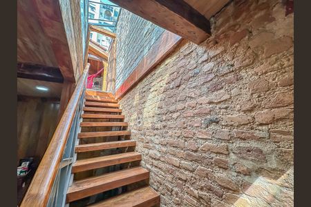 Casa à venda com 300m², 2 quartos e sem vaga Casa à venda com 300m², 2 quartos e sem vagaEscada