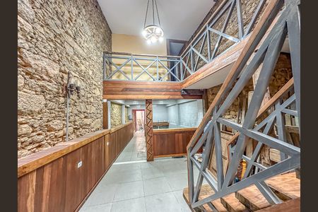 Casa à venda com 300m², 2 quartos e sem vaga Casa à venda com 300m², 2 quartos e sem vagaEscada