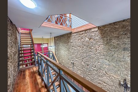 Casa à venda com 300m², 2 quartos e sem vaga Casa à venda com 300m², 2 quartos e sem vagaEscada