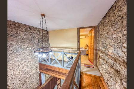 Casa à venda com 300m², 2 quartos e sem vaga Casa à venda com 300m², 2 quartos e sem vagaEscada