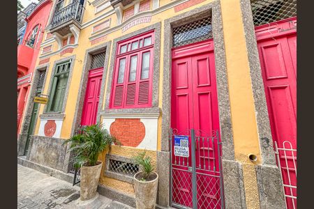 Casa à venda com 300m², 2 quartos e sem vaga Casa à venda com 300m², 2 quartos e sem vagaFachada