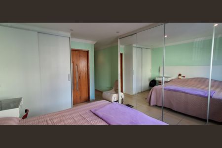 Casa à venda com 259m², 4 quartos e 2 vagasSuíte