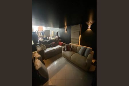 Casa de condomínio à venda com 225m², 4 quartos e 2 vagasSala de Estar