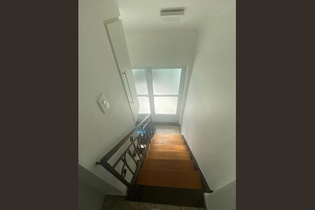 Casa de condomínio à venda com 225m², 4 quartos e 2 vagasEscada