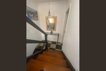 Casa de condomínio à venda com 225m², 4 quartos e 2 vagasEscada 