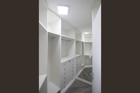 Apartamento à venda com 271m², 3 quartos e 4 vagas Apartamento à venda com 271m², 3 quartos e 4 vagasCloset 1 da suíte 3