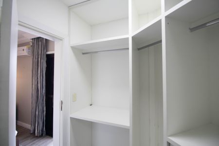 Apartamento à venda com 271m², 3 quartos e 4 vagas Apartamento à venda com 271m², 3 quartos e 4 vagasCloset 1 da suíte 3