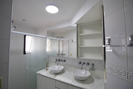 Apartamento à venda com 271m², 3 quartos e 4 vagas Apartamento à venda com 271m², 3 quartos e 4 vagasBanheiro da Suíte 3