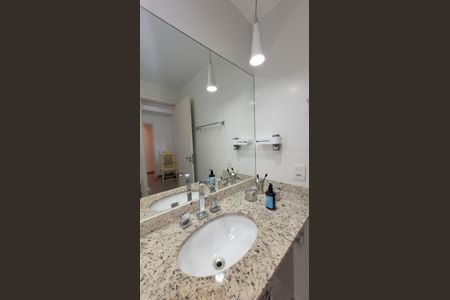 Apartamento à venda com 143m², 4 quartos e 3 vagas Apartamento à venda com 143m², 4 quartos e 3 vagasBanheiro da Suíte 1