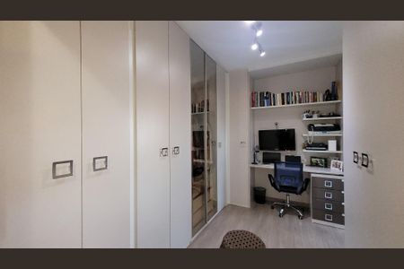 Apartamento à venda com 143m², 4 quartos e 3 vagas Apartamento à venda com 143m², 4 quartos e 3 vagasCloset Suíte 1