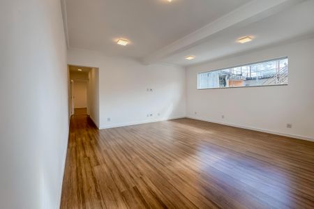 Casa para alugar com 300m², 5 quartos e 2 vagas Casa para alugar com 300m², 5 quartos e 2 vagasSala de TV - 1º Piso
